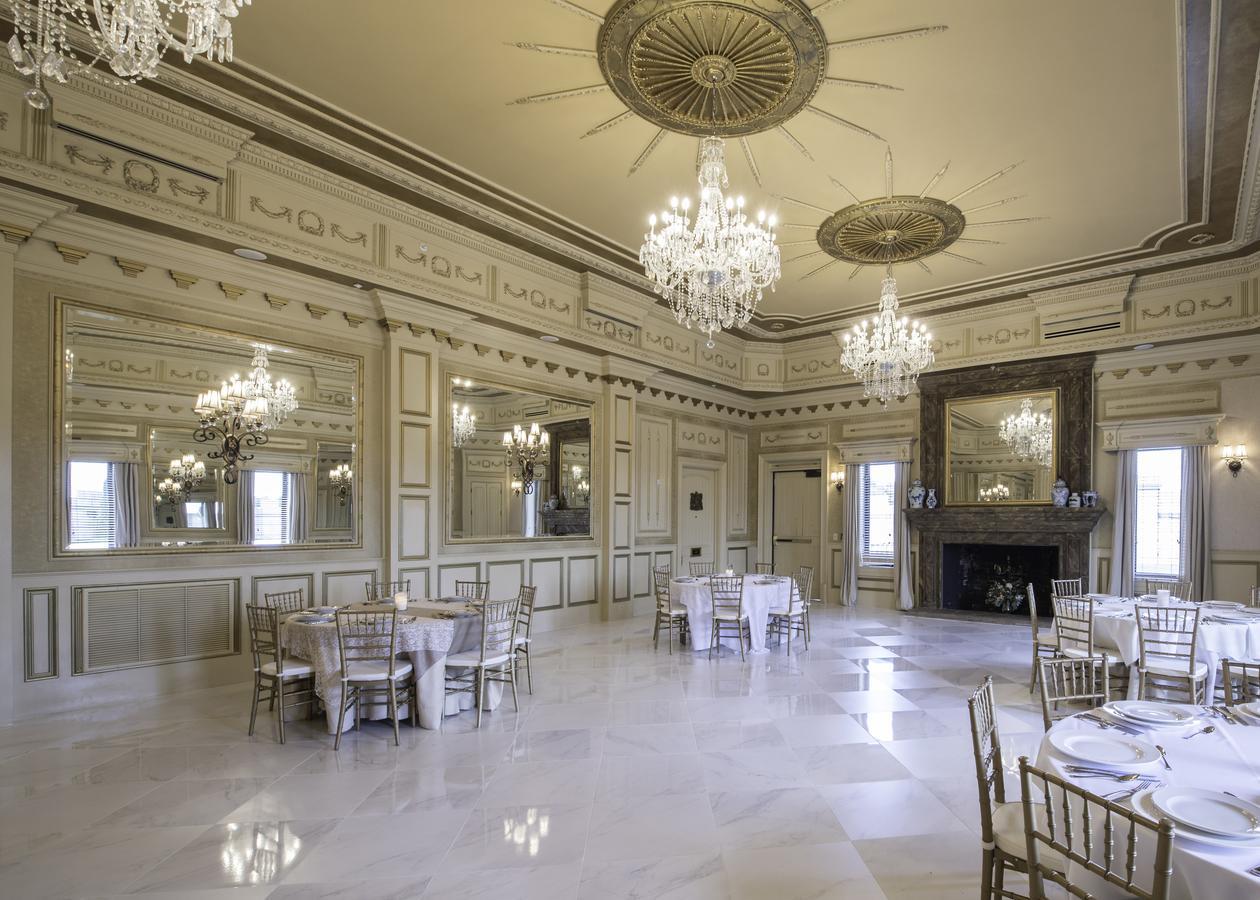 Отель Kentucky Castle Versailles Экстерьер фото