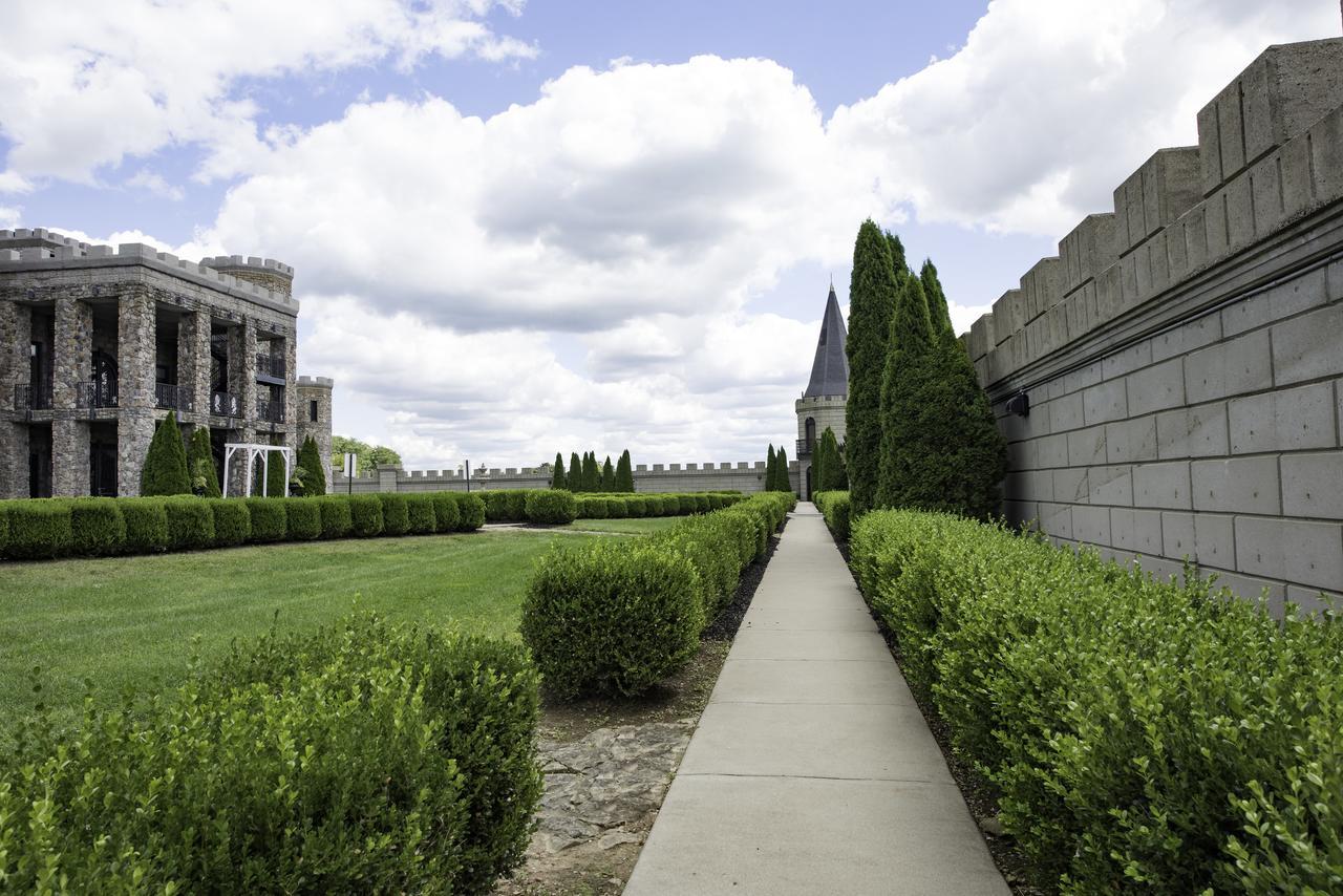 Отель Kentucky Castle Versailles Экстерьер фото