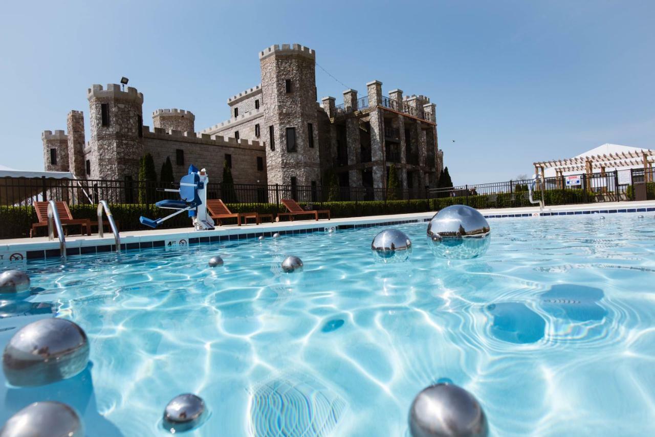 Отель Kentucky Castle Versailles Экстерьер фото